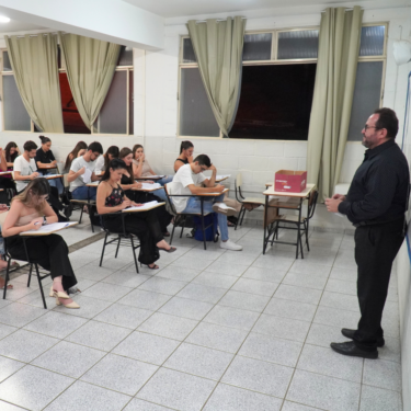 ALUNOS DE DIREITO PARTICIPAM DE SIMULADÃO OAB