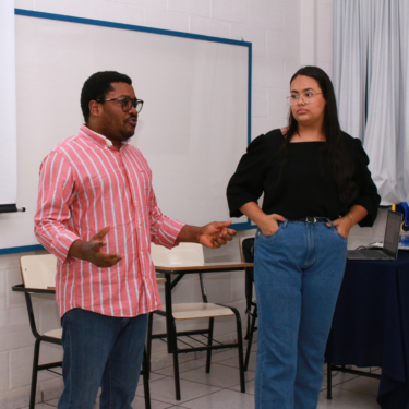 MÉDICO ESTRANGEIRO MINISTRA PALESTRA SOBRE SISTEMA DE SAÚDE PARA ALUNOS DE ENFERMAGEM DO UNIFOR-MG