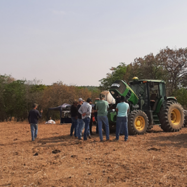 ALUNOS DE ENGENHARIA AGRONÔMICA PARTICIPAM DE AULA PRÁTICA DE MECANIZAÇÃO AGRÍCOLA