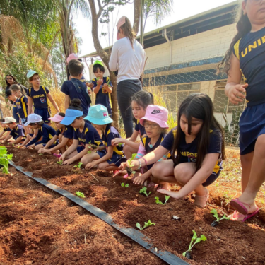 ALUNOS DO 2º ANO DO COLÉGIO UNIFOR CONHECEM A FAZENDA LABORATÓRIO