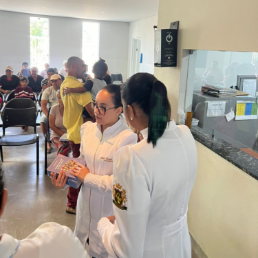 ALUNOS DE ENFERMAGEM MINISTRAM PALESTRA PARA DIABÉTICOS E HIPERTENSOS