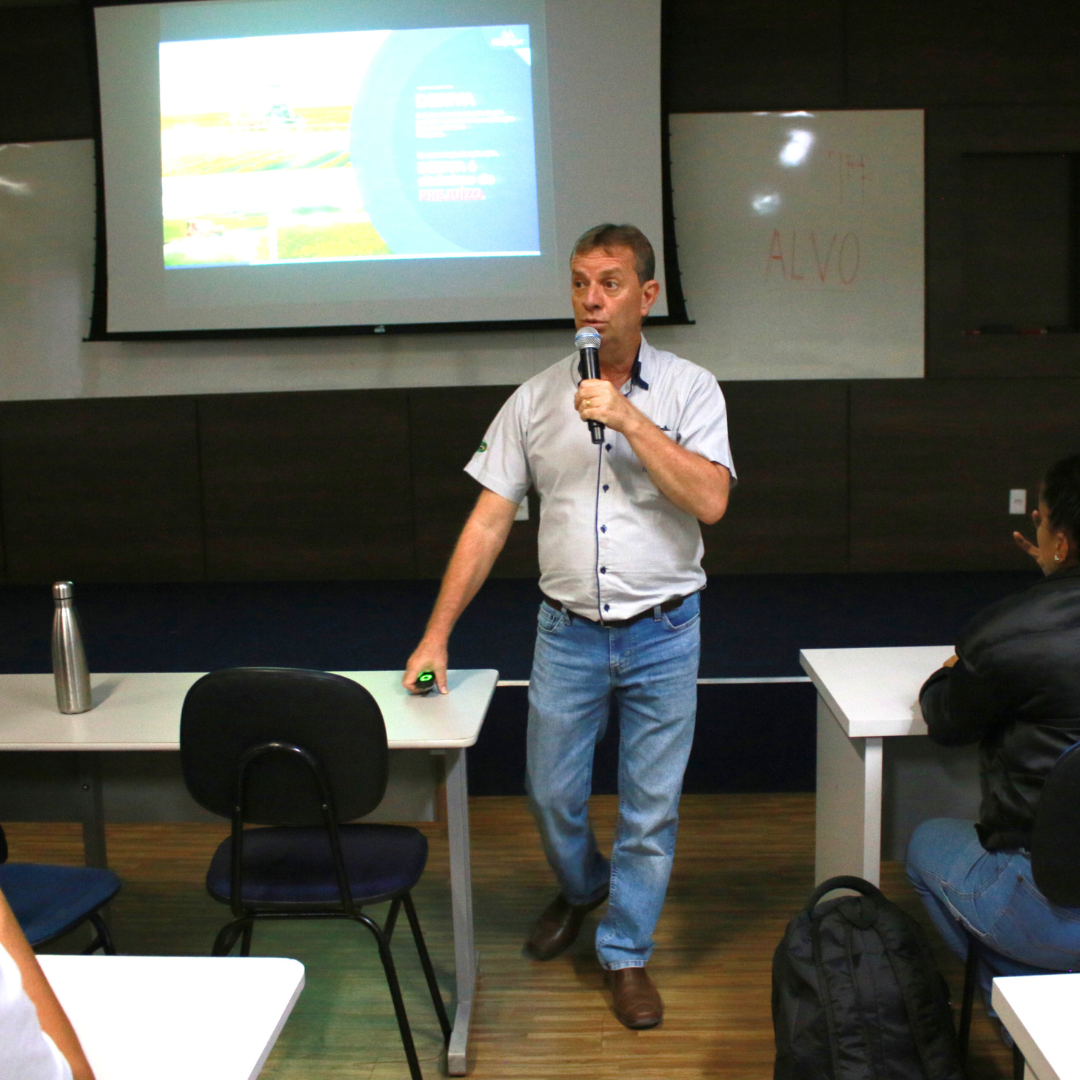 ALUNOS DE ENGENHARIA AGRONÔMICA RECEBEM MINICURSO SOBRE TECNOLOGIA DE APLICAÇÃO COM ÊNFASE EM PONTAS