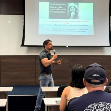 ALUNOS DE PSICOLOGIA PARTICIPAM DE PALESTRA SOBRE ARTE E PSICANÁLISE