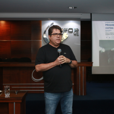 MÉDICO ESPECIALISTA MINISTRA PALESTRA SOBRE CÂNCER DE MAMA NO DIA D DA SAÚDE