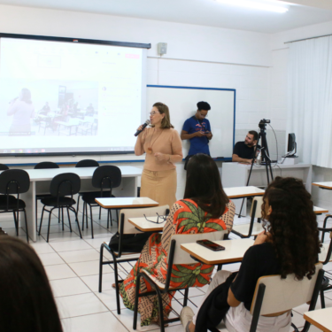 ALUNOS DE PEDAGOGIA EAD PARTICIPAM DE AULA PRESENCIAL NO CAMPUS DO UNIFOR-MG