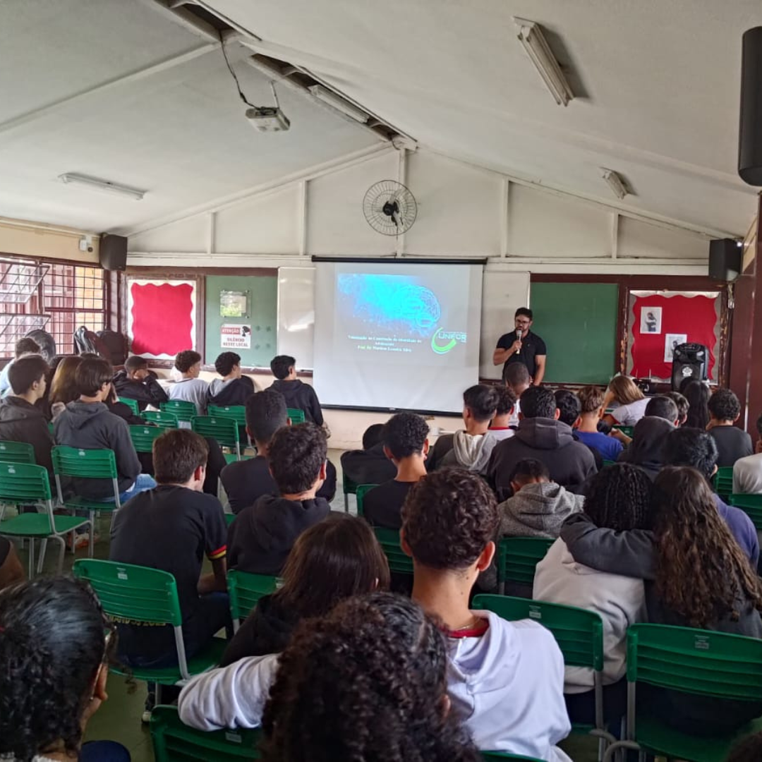 PROFESSORES DO CENTRO UNIVERSITÁRIO APRESENTARAM PALESTRAS EM ESCOLA DE OLIVEIRA-MG