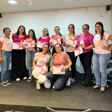 ALUNAS DE ENFERMAGEM REALIZAM PALESTRA PARA PROMOVER A CAMPANHA DO OUTUBRO ROSA NA EMPRESA KIONE