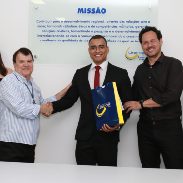 EGRESSO DO CURSO DE DIREITO É APROVADO EM CONCURSO PARA JUIZ FEDERAL E RECEBE HOMENAGEM DO UNIFOR-MG