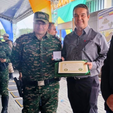 PROFESSOR DO UNIFOR-MG RECEBE HOMENAGEM DA POLÍCIA MILITAR DE MEIO AMBIENTE DE MINAS GERAIS