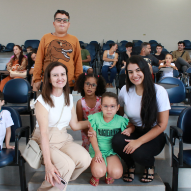 CRIANÇAS QUE PARTICIPARAM DE PESQUISA SOBRE ACUIDADE VISUAL RECEBEM ÓCULOS POR MEIO DO PROJETO DE OLHO NO FUTURO