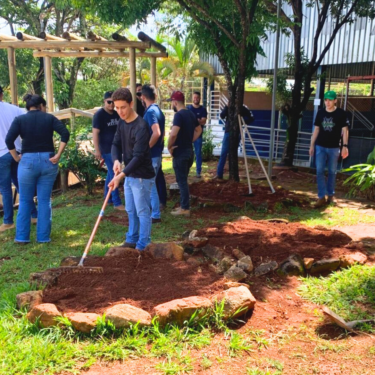 ALUNOS DE ENGENHARIA AGRONÔMICA PARTICIPAM DE AULA PRÁTICA DE FLORICULTURA E PAISAGISMO