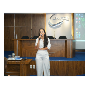 CALOUROS PARTICIPAM DE AULA INAUGURAL DE BIOMEDICINA