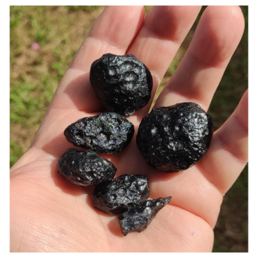 LABORATÓRIO DE MINERALOGIA DO UNIFOR-MG EXIBE TECTITOS GERAISITOS EM EXPOSIÇÃO TEMPORÁRIA