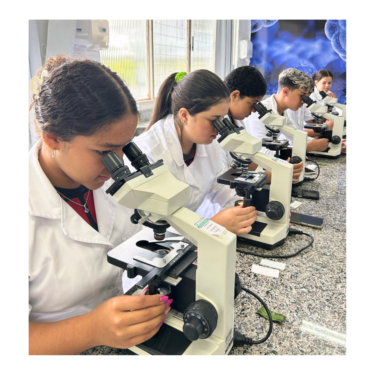 ALUNOS DO POLIVALENTE VISITAM LABORATÓRIOS DO UNIFOR-MG