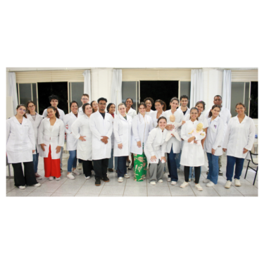 CALOUROS DE ENFERMAGEM PARTICIPAM DE AULA PRÁTICA SOBRE OS PROCESSOS DE CUIDADOS NA PROFISSÃO