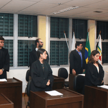 ALUNOS DO CURSO DE DIREITO DO UNIFOR-MG PARTICIPAM DE JÚRI SIMULADO