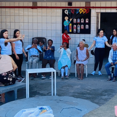 ALUNOS DO UNIFOR-MG PROMOVEM AÇÃO NO ASILO SÃO FRANCISCO DE ASSIS