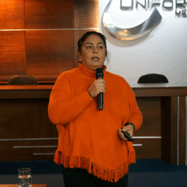 ALUNOS DO UNIFOR-MG PARTICIPAM DE MINICURSOS DE VACINAÇÃO E INTERPRETAÇÃO DE EXAMES LABORATORIAIS