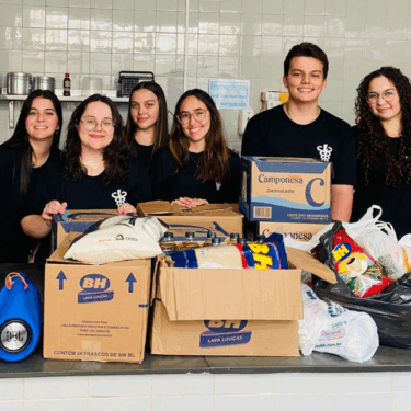 ALUNOS DE FISIOTERAPIA DO UNIFOR-MG PROMOVEM AÇÃO NO ASILO SÃO FRANCISCO DE ASSIS