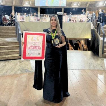 EGRESSA DO UNIFOR-MG É HOMENAGEADA COM COMENDA NACIONAL DE EXCELÊNCIA EM SÃO PAULO