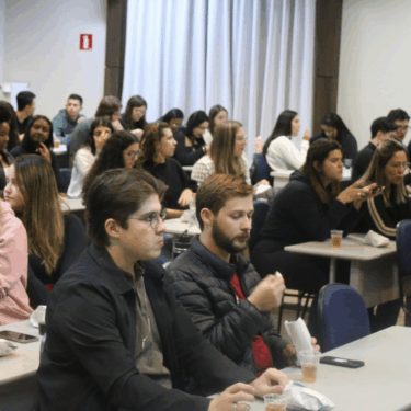 ALUNOS DE DIREITO DO UNIFOR-MG COMEMORAM DIA DO ADVOGADO COM SESSÃO ESPECIAL DE CINEMA