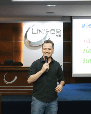 COLÉGIO UNIFOR PROMOVE PALESTRA PARA OS PAIS DE ALUNOS EM BUSCA DE FORTALECER A RELAÇÃO FAMÍLIA-ESCOLA