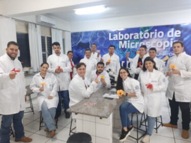ALUNOS DE ENGENHARIA AGRONÔMICA EXPLORAM A MORFOLOGIA FLORAL EM AULA PRÁTICA