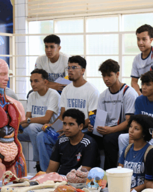 MOSTRA DE PROFISSÕES 2025 DO UNIFOR-MG INSPIRA FUTUROS UNIVERSITÁRIOS