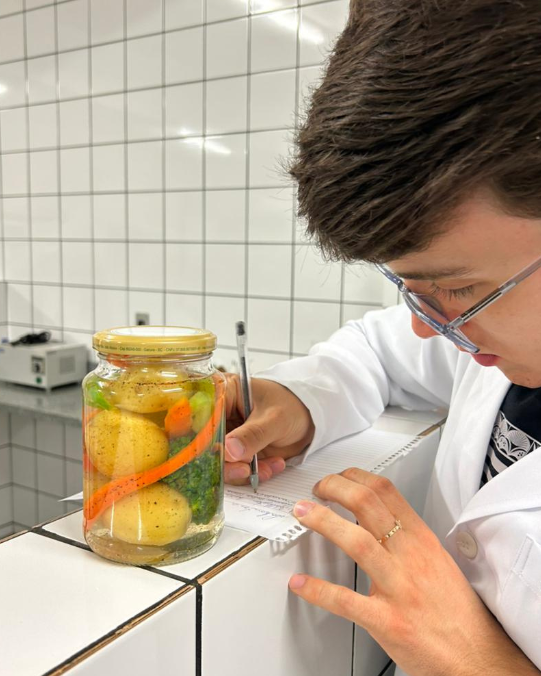 ALUNOS DE ENGENHARIA AGRONÔMICA PARTICIPAM DE AULA PRÁTICA SOBRE PRESERVAÇÃO DE ALIMENTOS EM CONSERVA