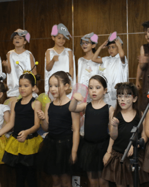 SARAU DO COLÉGIO UNIFOR ENCANTA COM MÚSICAS E POEMAS DE VINICIUS DE MORAES