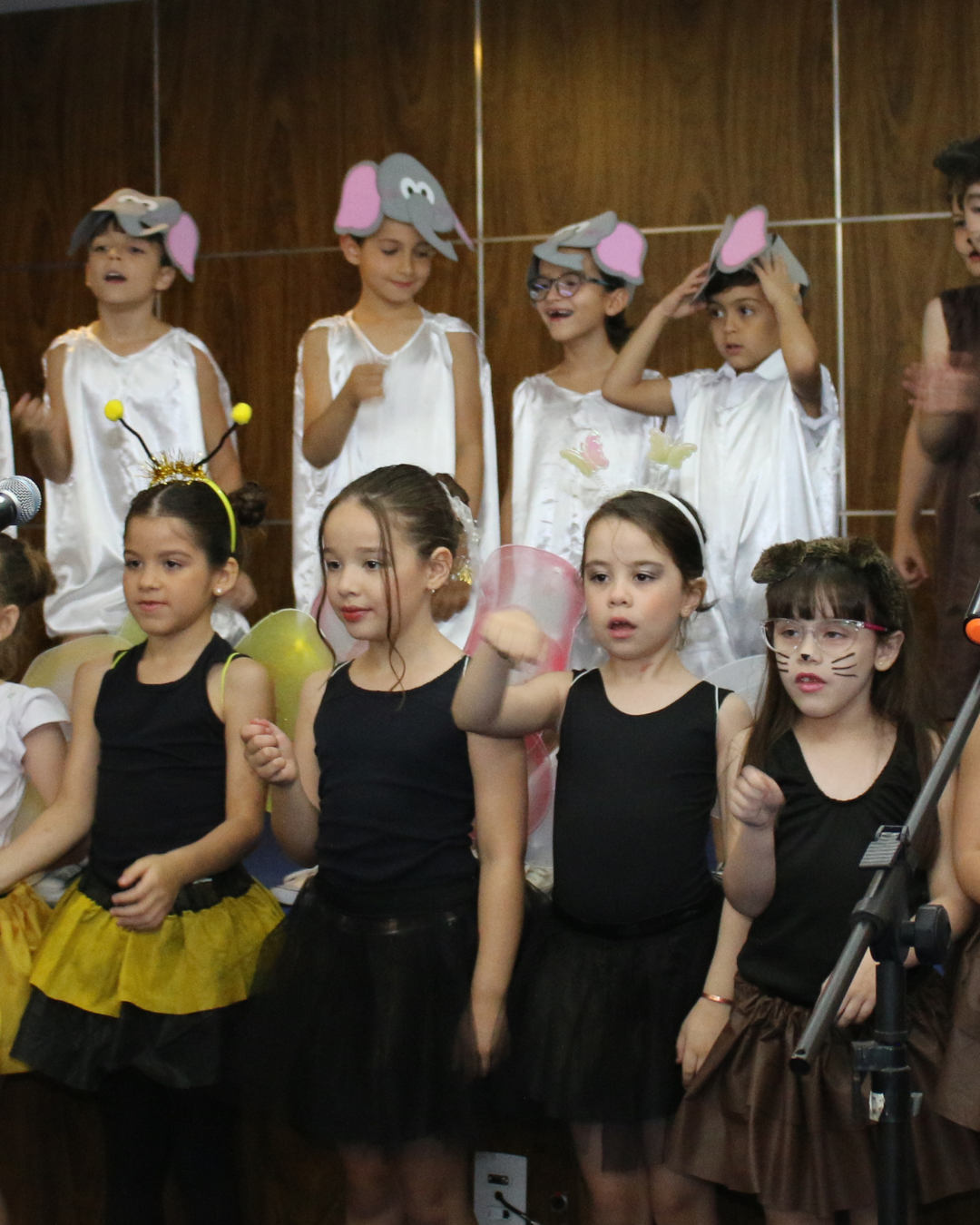 SARAU DO COLÉGIO UNIFOR ENCANTA COM MÚSICAS E POEMAS DE VINICIUS DE MORAES