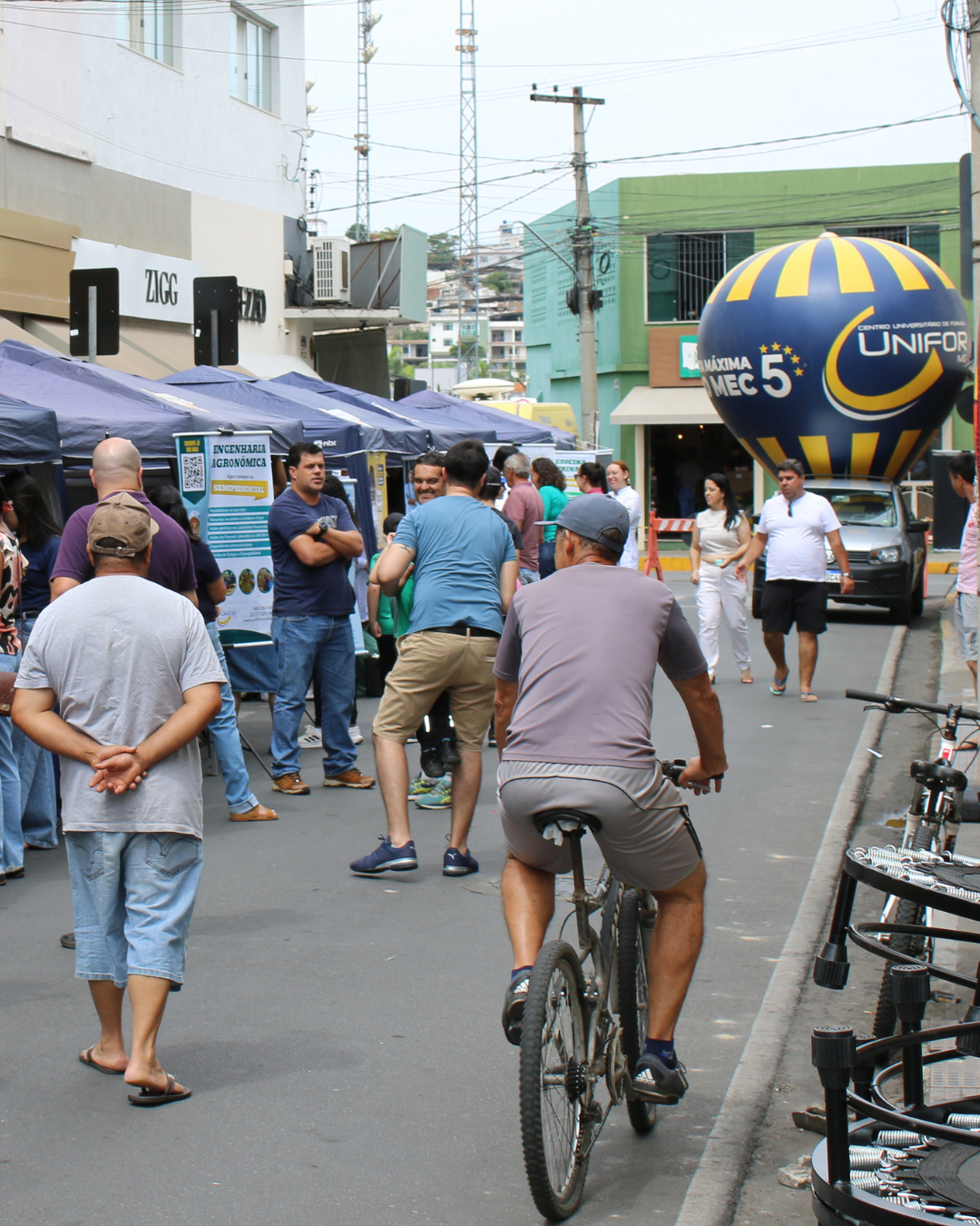 UNIFOR-MG NA PRAÇA DE FORMIGA LEVA CONHECIMENTO E BEM-ESTAR PARA A POPULAÇÃO
