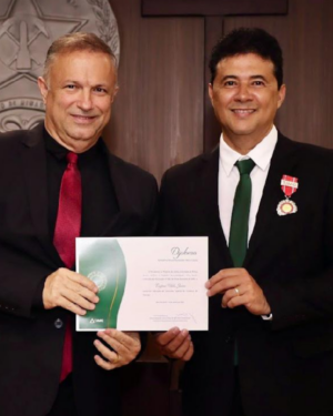 PROFESSOR DO UNIFOR-MG RECEBE MEDALHA DESEMBARGADOR HÉLIO DA COSTA