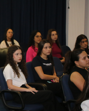 CALOUROS DE FONOAUDIOLOGIA DO UNIFOR-MG PARTICIPAM DE AULA INAUGURAL