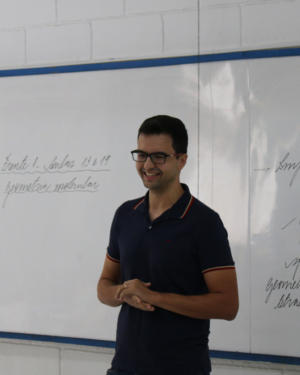 COLÉGIO UNIFOR RECEBE EX-ALUNO FORMADO EM ENGENHARIA AERONÁUTICA PARA BATE-PAPO COM O TERCEIRO ANO