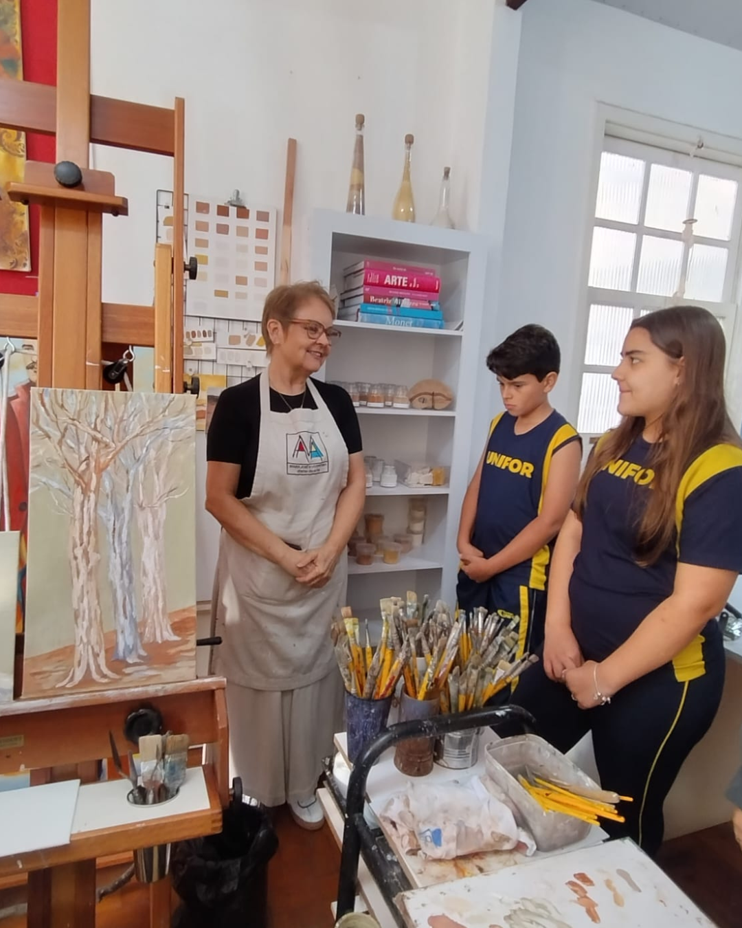 ALUNOS DO COLÉGIO UNIFOR REALIZAM VISITA AO ATELIER DE ARTE MARIA JOSÉ VENTURA