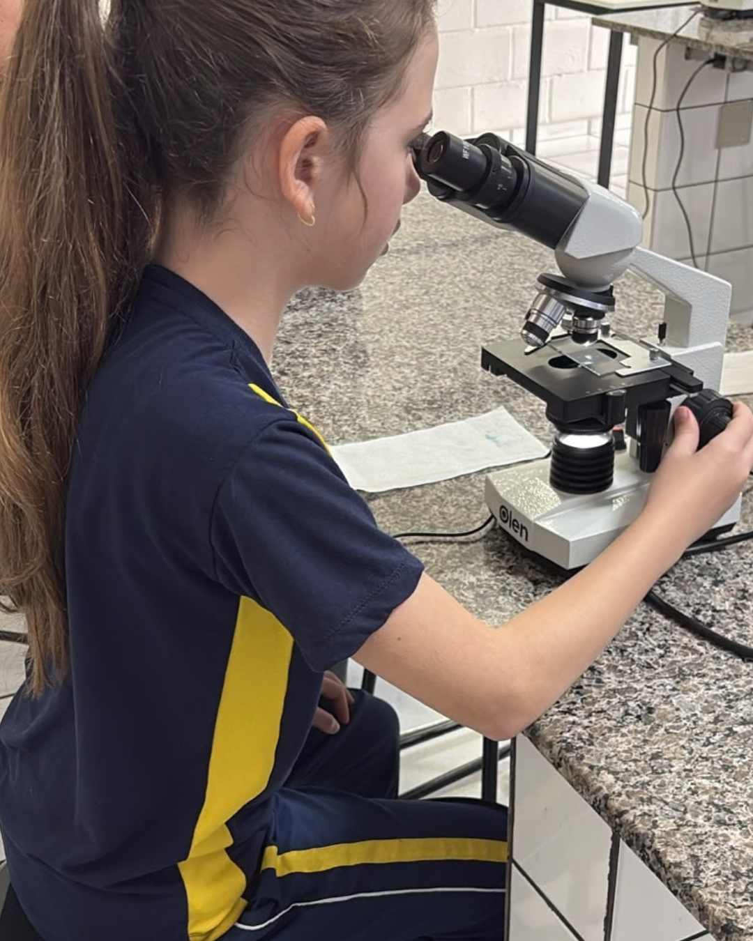 ALUNOS DO COLÉGIO UNIFOR PARTICIPAM DE VISITA AO LABORATÓRIO DE MICROSCOPIA