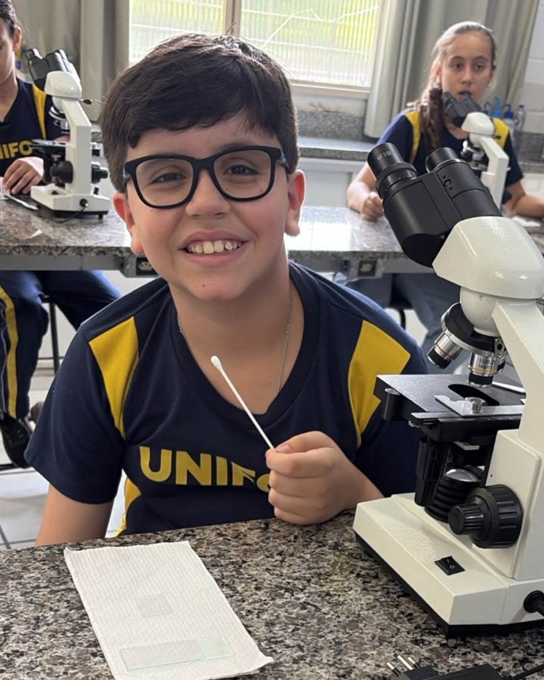 ALUNOS DO COLÉGIO UNIFOR PARTICIPAM DE VISITA AO LABORATÓRIO DE MICROSCOPIA